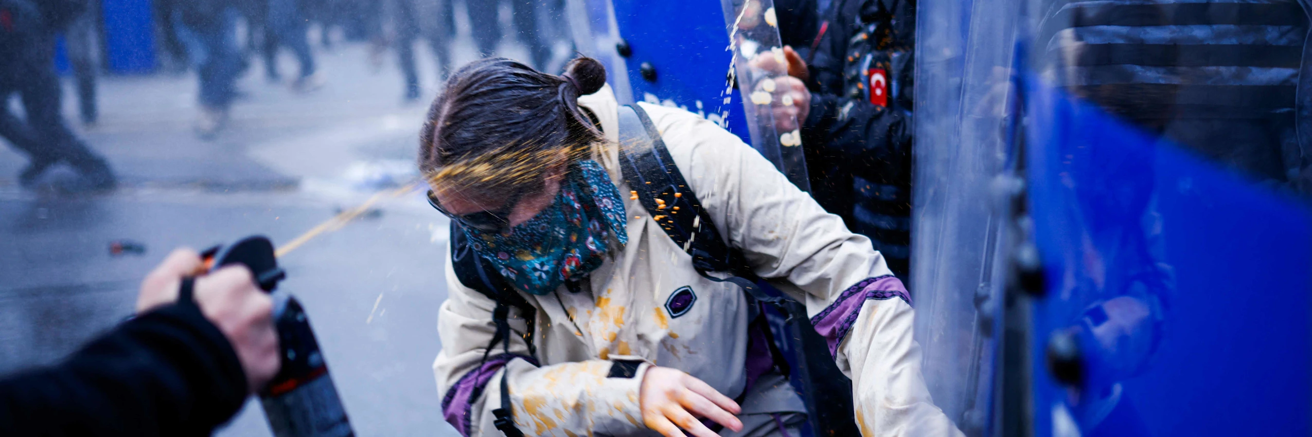 Istanbul, Türkei, 23. März 2025: Ein*e Polizist*in setzt gegen eine Demonstrierende Pfefferspray ein. © Kemal Aslan / AFP / picturedesk.com