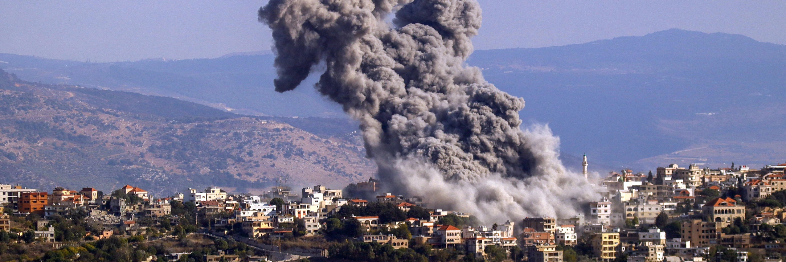 Rauch steigt nach einem israelischen Luftangriff auf das südlibanesische Dorf Khiam auf. © AFP via Getty Images