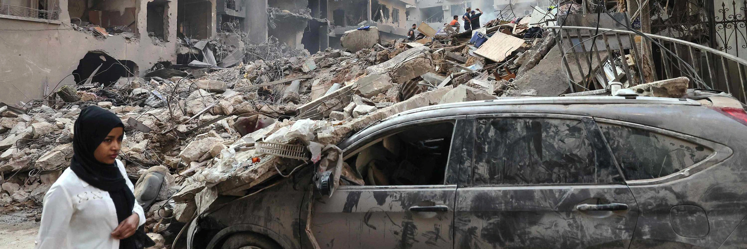 Eine Frau vor den Trümmern von Häusern nach einem israelischen Luftangriff auf Beirut, Libanon, Oktober 2024. © ANWAR AMRO / AFP / picturedesk.com