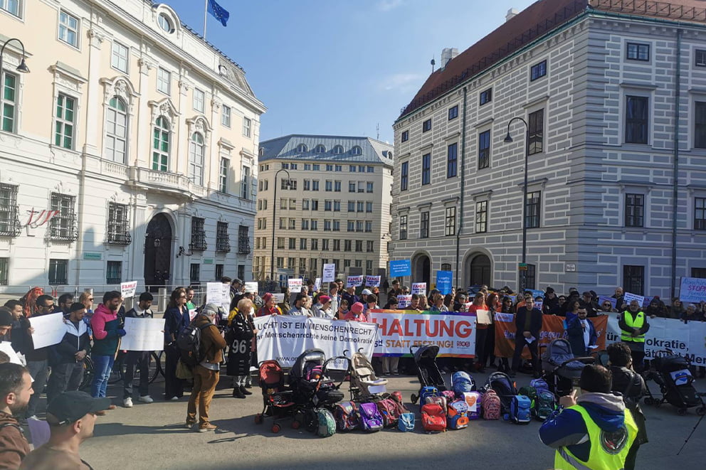 Protest in Wien im März 2025 gegen den geplanten Stopp der Familienzusammenführung. © Amnesty International Österreich