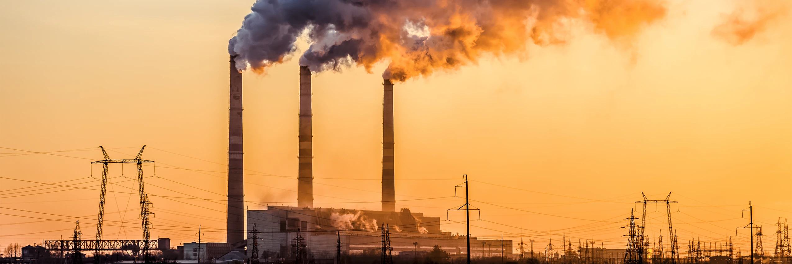 Fabrikschornsteine rauchen und der Himmel ist von dichten Schwaden erfüllt. Ein Sinnbild für die Umweltprobleme durch Verschmutzung von Luft und Atmosphäre. © AFP Getty Images