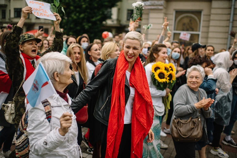 Maryia Kalesnikava umringt von Unterstützer*innen in Belarus im Jahr 2020. @ ViktarBabaryka HQ (Photo Pasha Kritchko)