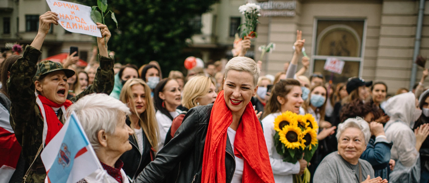 Maryia Kalesnikava umringt von Unterstützer*innen in Belarus im Jahr 2020. © ViktarBabaryka HQ (Photo Pasha Kritchko)