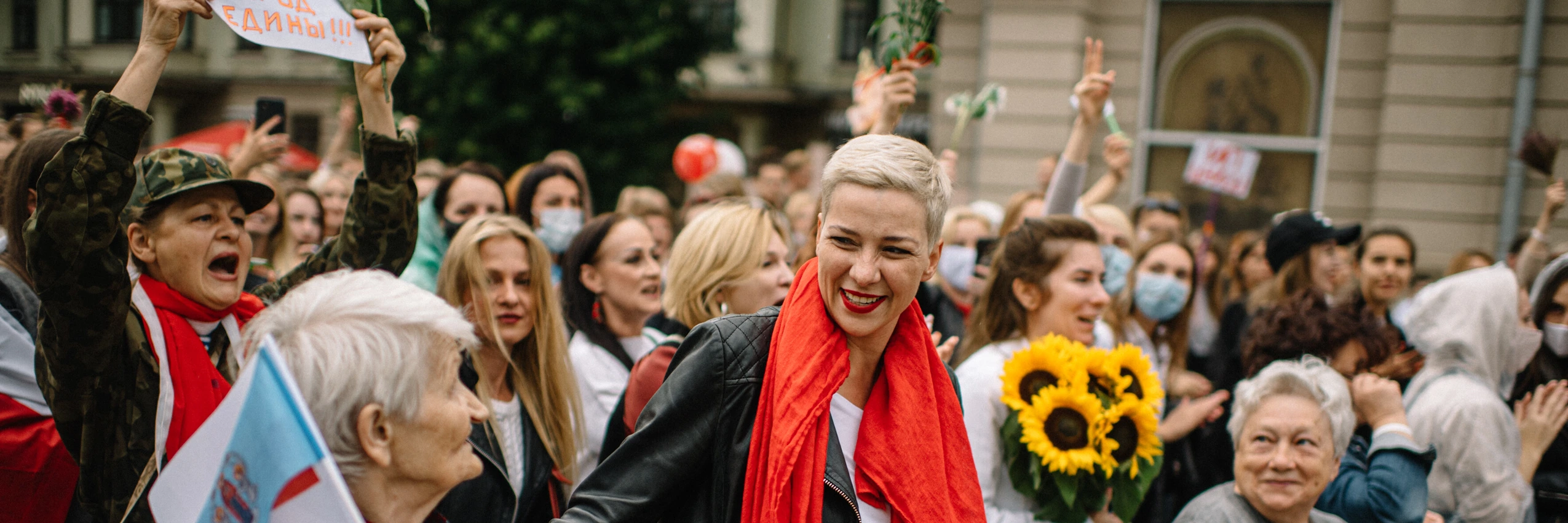 Maryia Kalesnikava umringt von Unterstützer*innen in Belarus im Jahr 2020. © ViktarBabaryka HQ (Photo Pasha Kritchko)