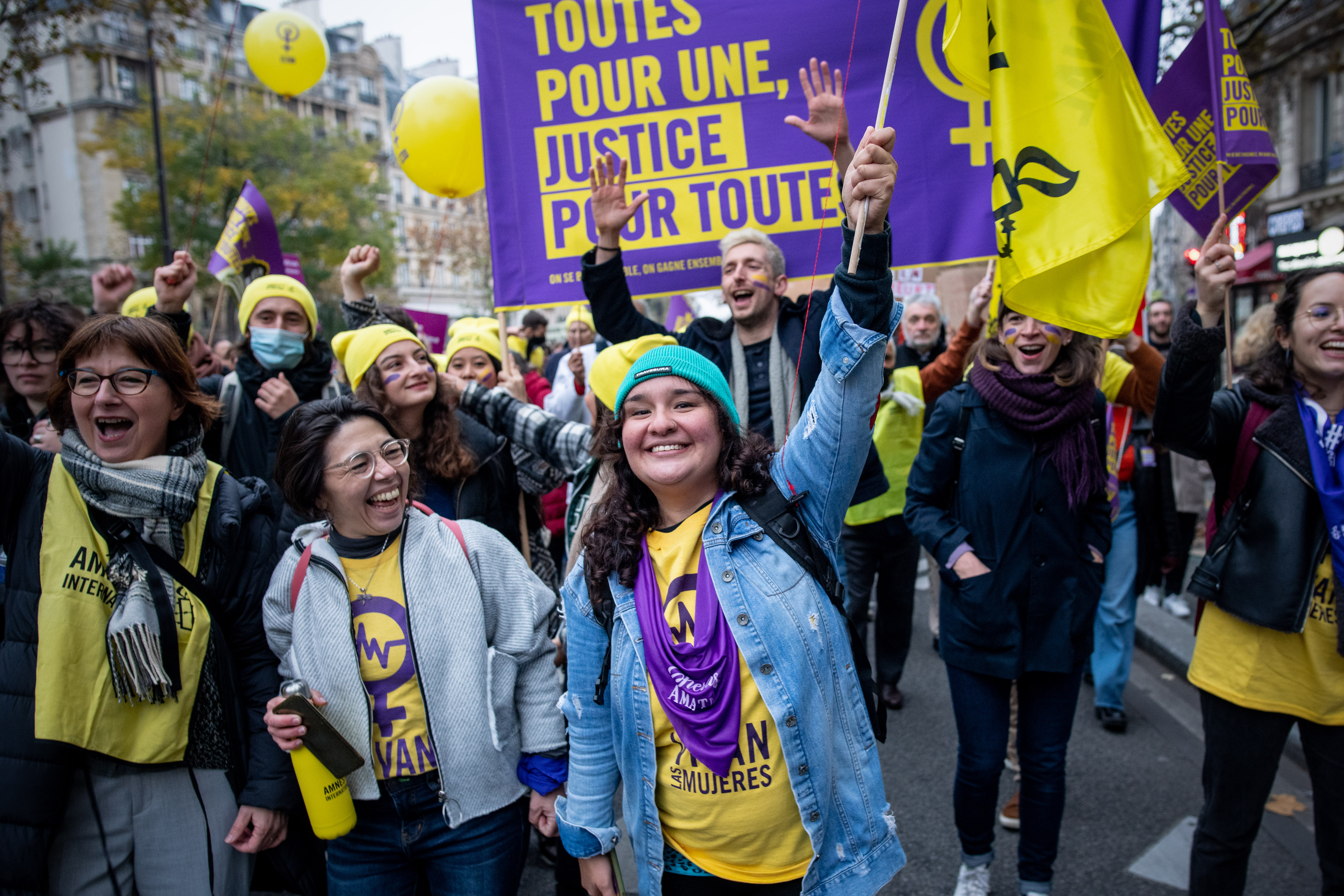Demonstrierende beim #NousToutes-Marsch gegen Gewalt an Frauen in Paris © Benjamin Girette / Hans Lucas