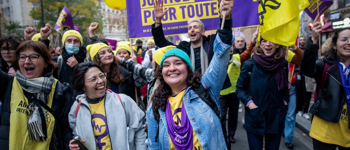 Demonstrierende beim #NousToutes-Marsch gegen Gewalt an Frauen in Paris © Benjamin Girette / Hans Lucas