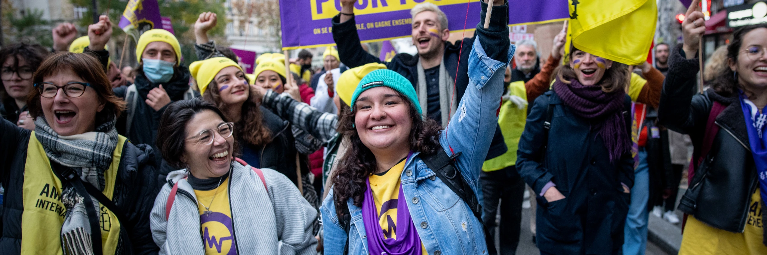 Demonstrierende beim #NousToutes-Marsch gegen Gewalt an Frauen in Paris © Benjamin Girette / Hans Lucas