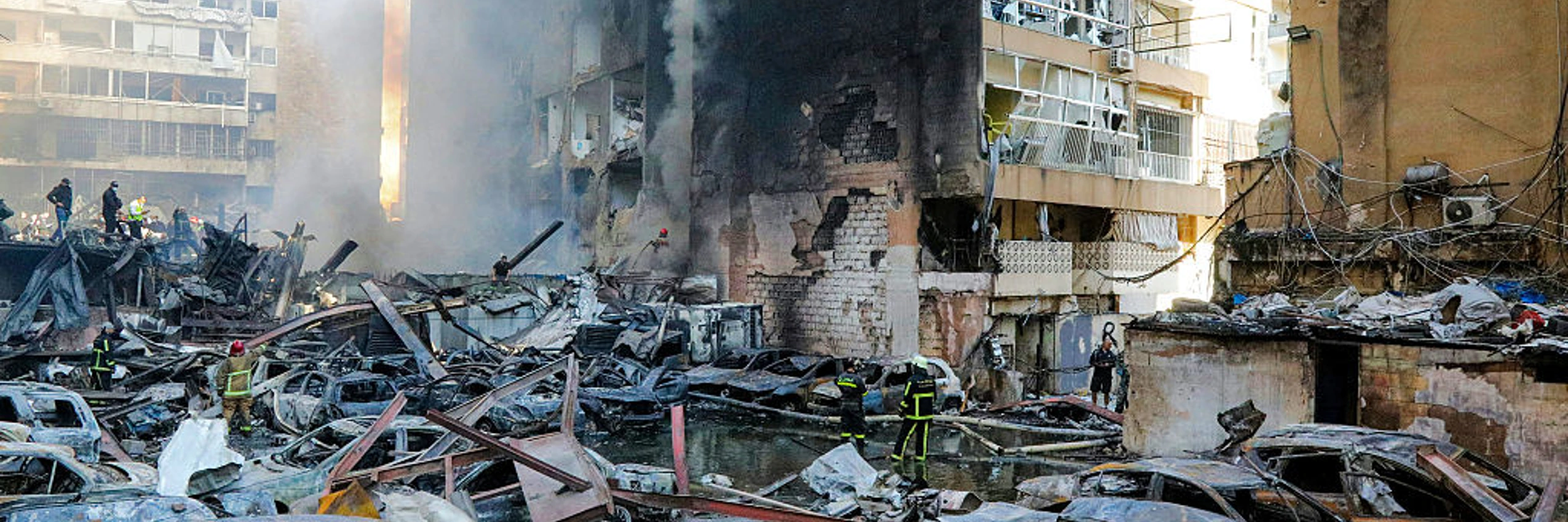 Nach dem israelischen Angriff auf Beirut versuchen Feuerwehrleute den Brand zu löschen © Ibrahim Amro / AFP via Getty Images