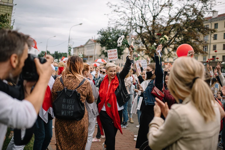 Die Oppositionspolitikerin Maryia Kalesnikava umringt von Unterstützer*innen in Belarus im Jahr 2020. @ Viktar Babaryka HQ (Photo: Pasha Kritchko)