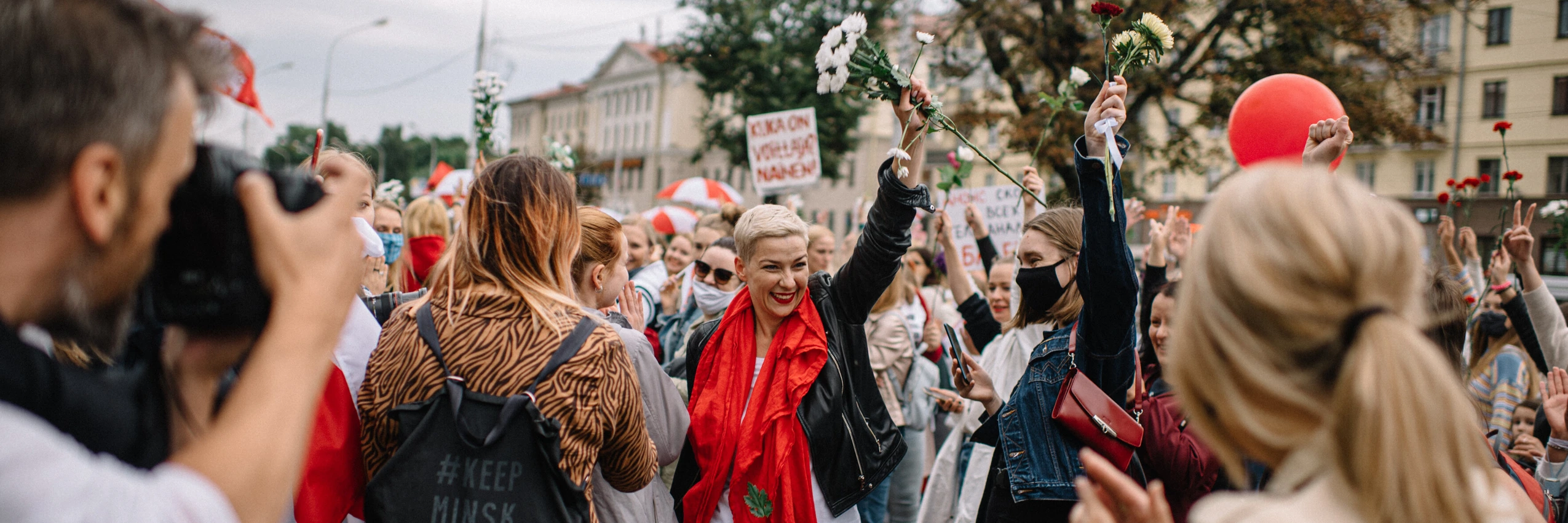 Die Oppositionspolitikerin Maryia Kalesnikava umringt von Unterstützer*innen in Belarus im Jahr 2020. © Viktar Babaryka HQ (Photo: Pasha Kritchko)