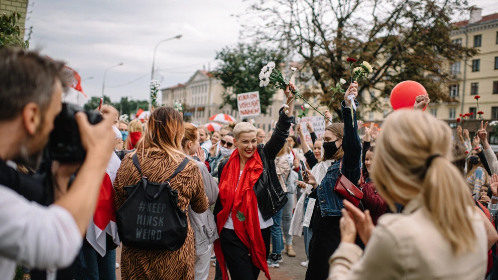 Die Oppositionspolitikerin Maria Kalesnikava umringt von Unterstützer*innen in Belarus im Jahr 2020. © Viktar Babaryka HQ (Photo: Pasha Kritchko)