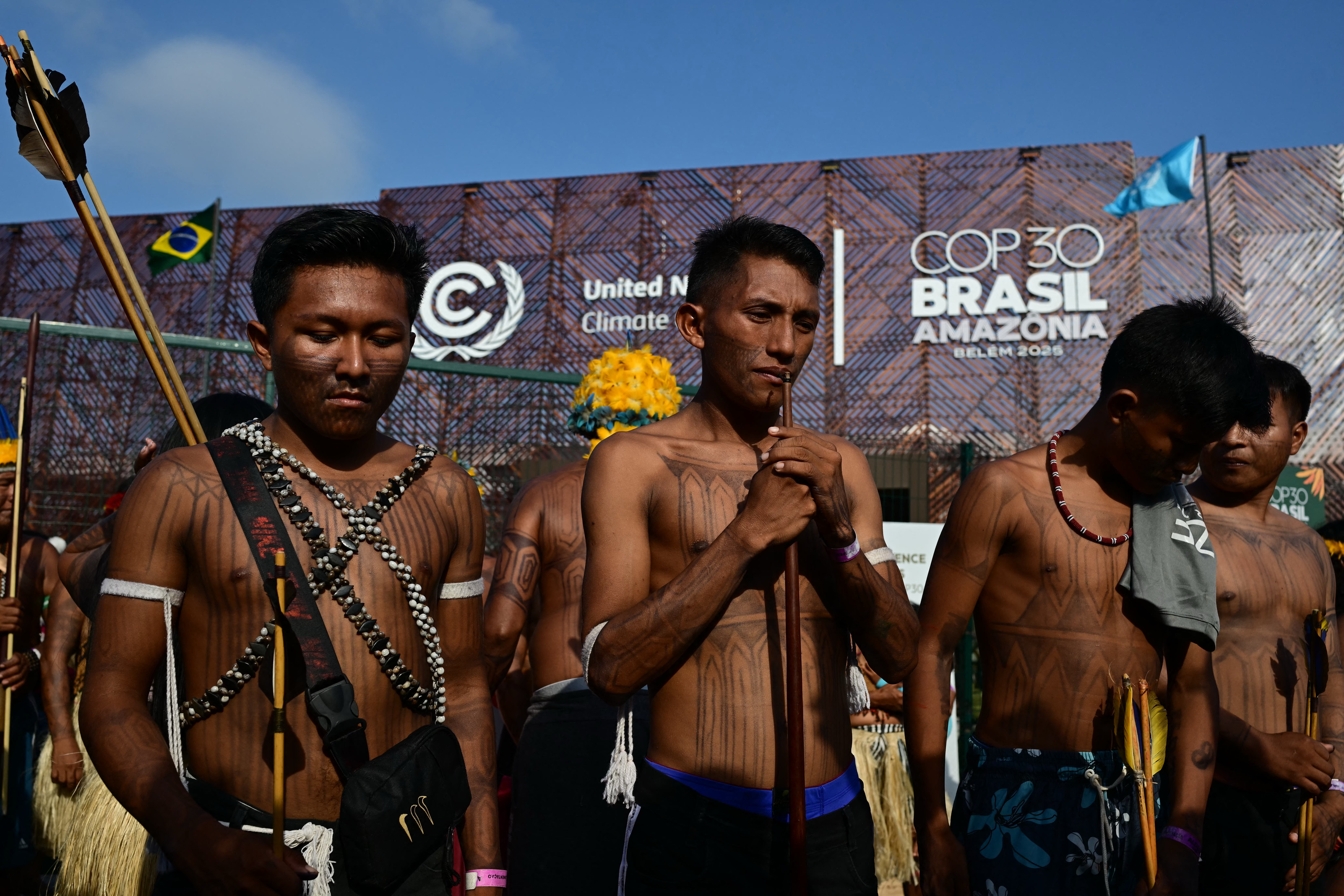 Indigene Munduruku-Aktivist*innen des Ipereg-Ayu-Bewegung protestieren vor dem COP30-Veranstaltungsort in Belém, Brasilien, 14. November 2025. © PABLO PORCIUNCULA/AFP via Getty Images