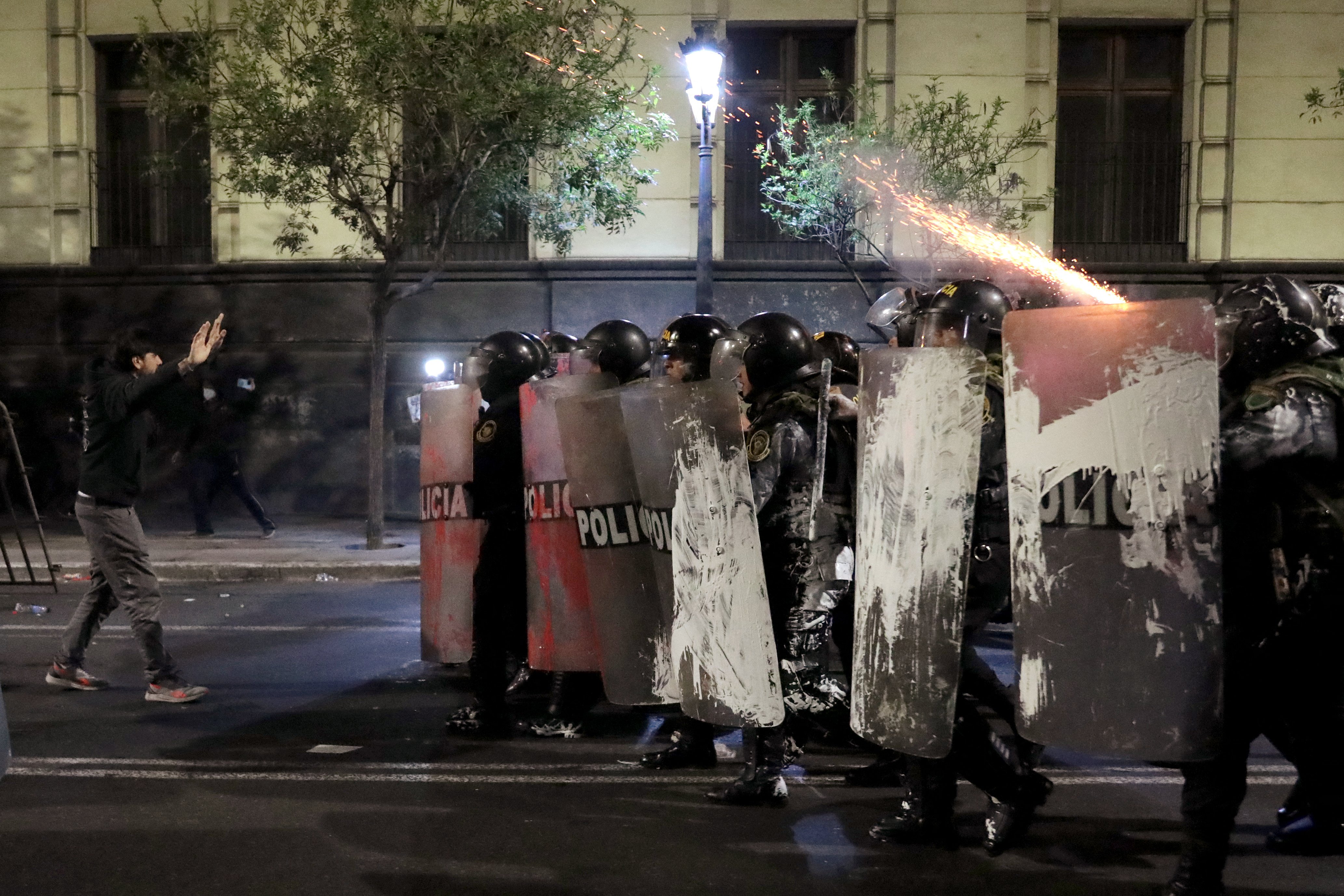 Ein Demonstrant versucht, Polizist*innen bei Protesten gegen Interimspräsident José Jeri aufzuhalten. Lima, Peru, 15. Oktober 2025. © CONNIE FRANCE/AFP via Getty Images
