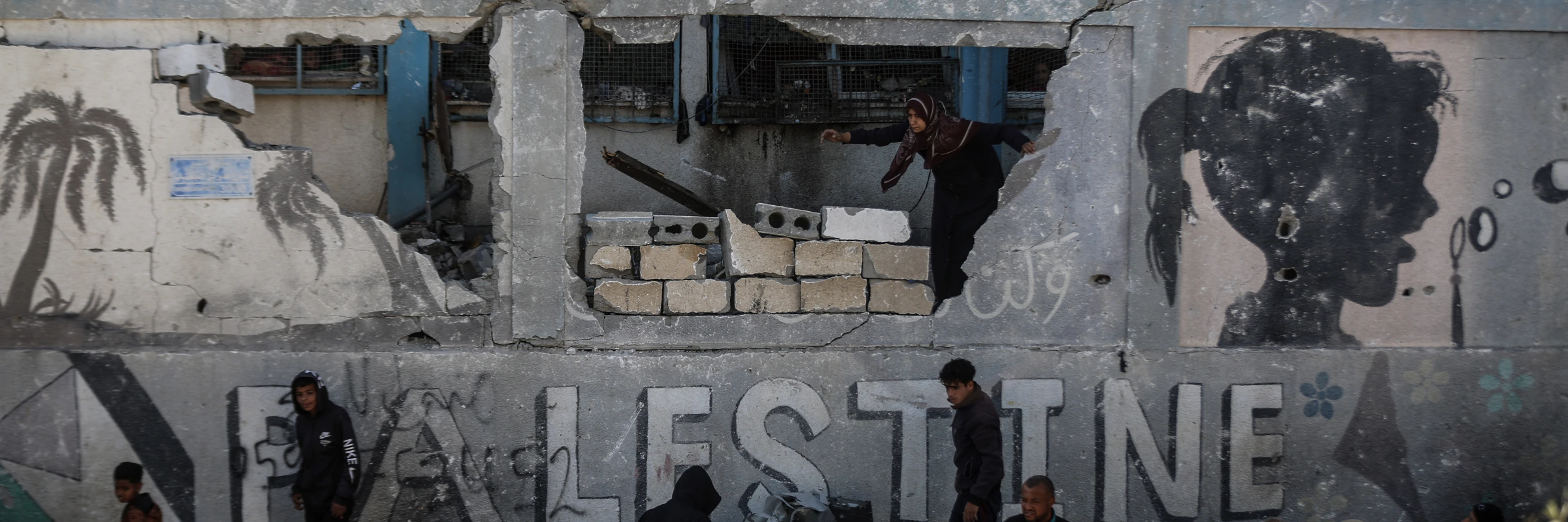 Anwohner*innen untersuchen die Trümmer nach einem israelischen Angriff auf das Flüchtlingslager Nuseirat in Gaza-Stadt. © Ali Jadallah Anadolu via Getty Images