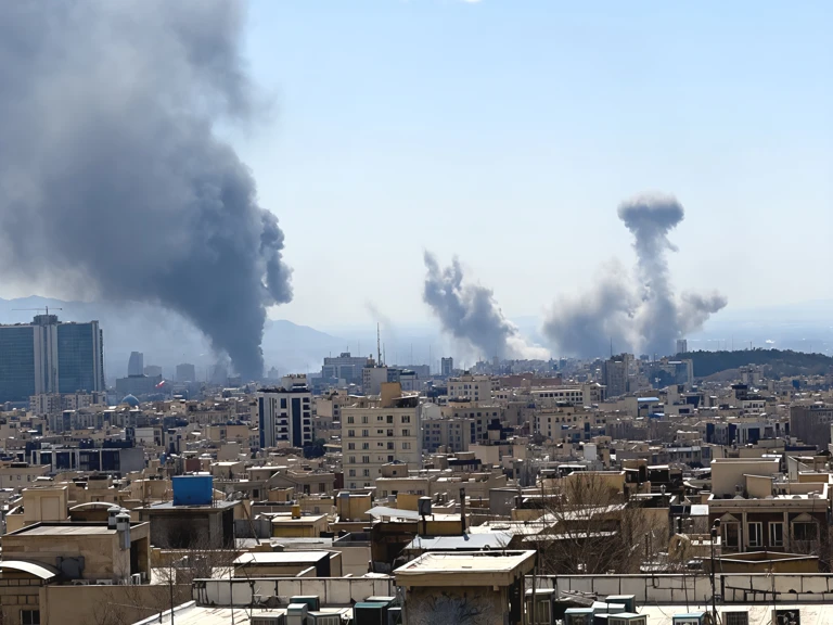 Nach Angriffen im März 2026 steigen über Teheran Rauchwolken auf @ Middle East Images/AFP via Getty