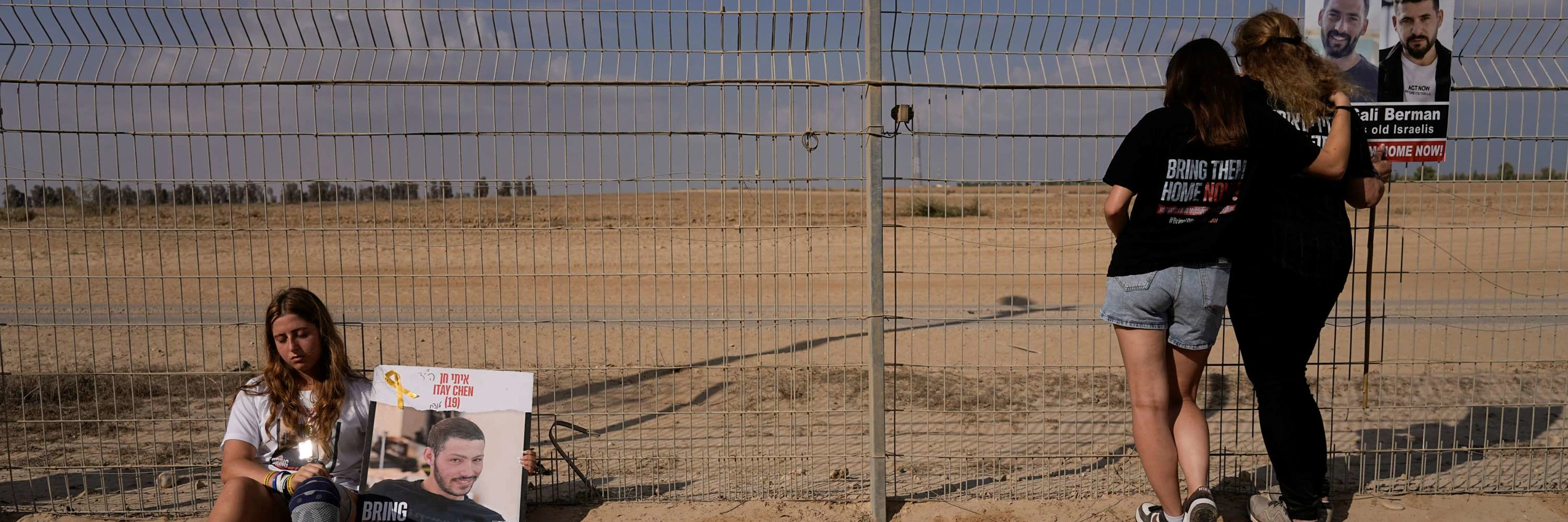 Angehörige israelischer Geiseln bei einem Protest nahe der Grenze zwischen Israel und Gaza, August 2024. © Tsafrir Abayov / AP / Picturedesk.com