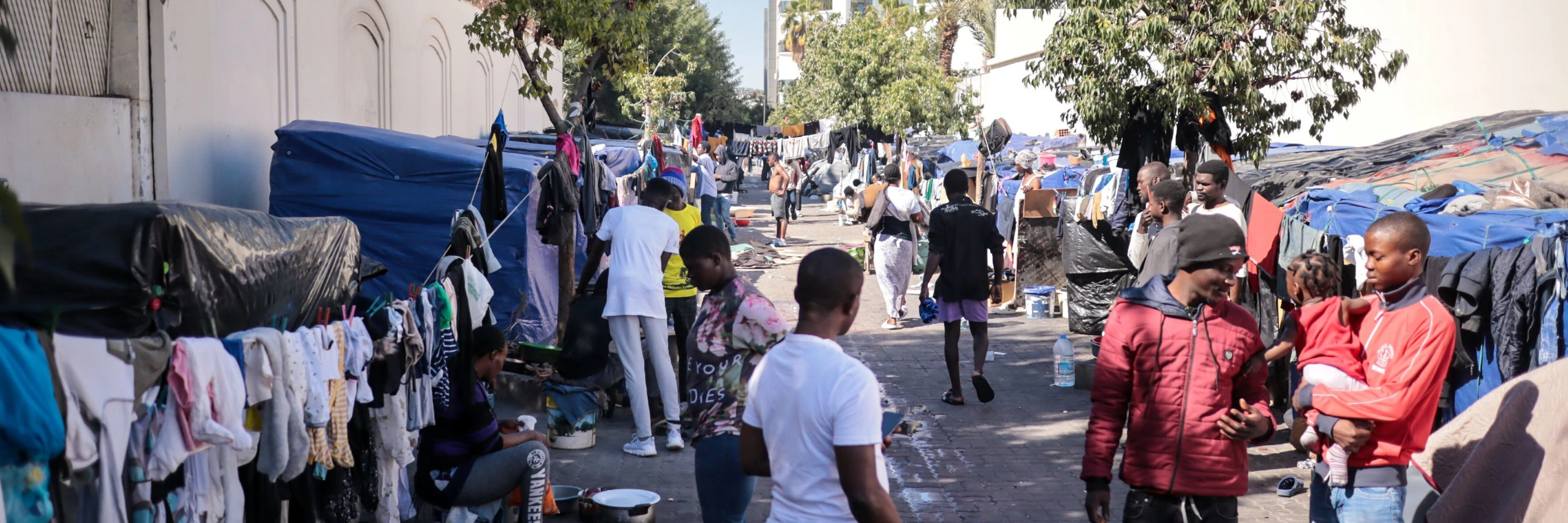 Geflüchtete und Migrant*innen müssen in der tunesischen Hauptstadt Tunis in Zelten auf der Straße leben / März 2024 © UCG/Universal Images Group via G