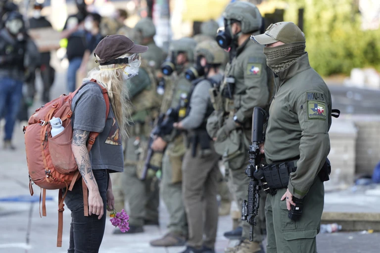 Portland, USA: Eine Frau steht bei einem Protest vor dem ICE-Gebäude Behörden gegenüber @ Jenny Kane / AP / picturedesk.com