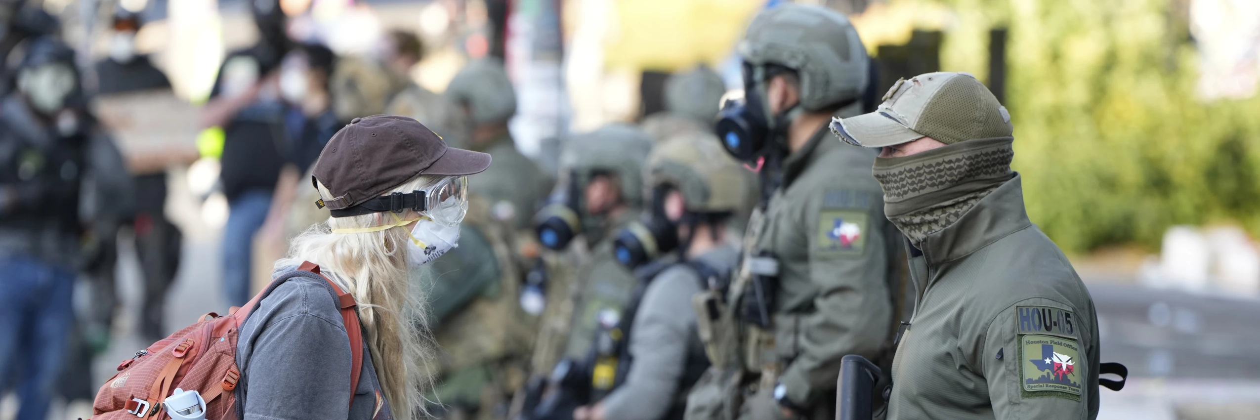 Portland, USA: Eine Frau steht bei einem Protest vor dem ICE-Gebäude Behörden gegenüber © Jenny Kane / AP / picturedesk.com