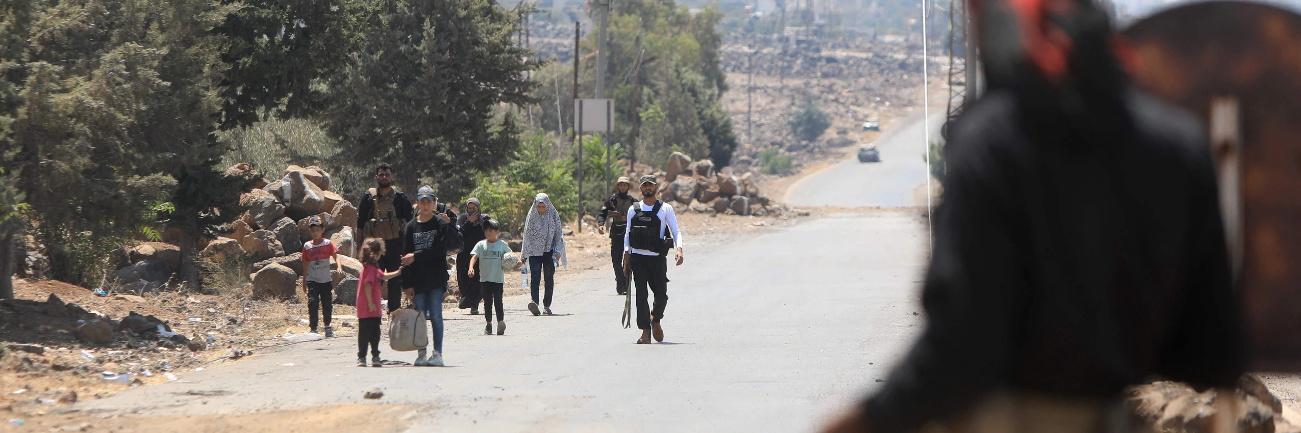 Suwayda, Syrien, im Juli 2025: Eine Familie wird von Streitkräften aus der Stadt eskortiert. © BAKR ALKASEM / AFP / picturedesk.com