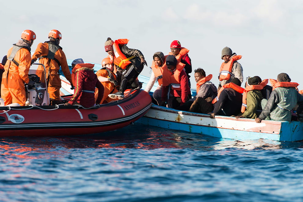 Die Sea-Eye-Crew rettet 2018 17 Menschen aus einem Holzboot im zentralen Mittelmeer. © Alexander Draheim / Sea-Eye