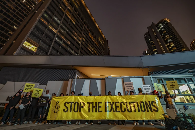 Aktivist*innen halten ein Transparent zur Solidarität mit einem Malaysier, der wegen Drogenhandels auf seine Hinrichtung wartet @ Hari Anggara/NurPhoto via Getty Images