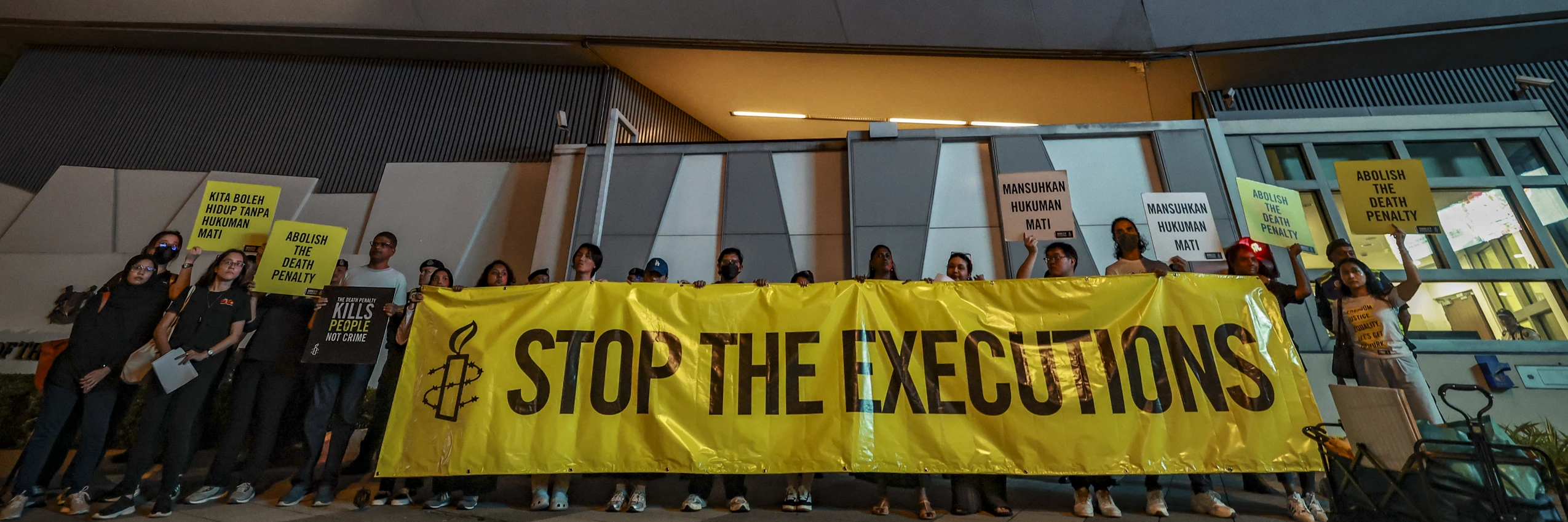 Aktivist*innen halten ein Transparent zur Solidarität mit einem Malaysier, der wegen Drogenhandels auf seine Hinrichtung wartet © Hari Anggara/NurPhoto via Getty Images